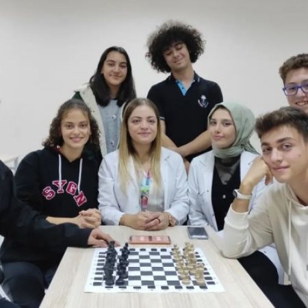 Okulumuz Anadolu Lisesi ve Fen Lisesi öğrencileri arasında düzenlediğimiz satranç turnuvası